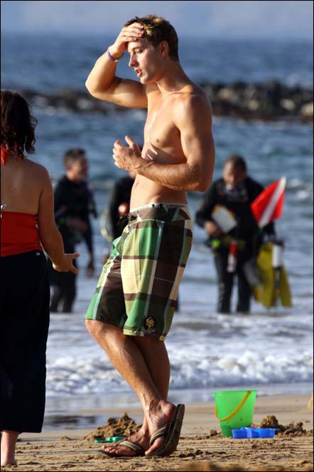 Justin Hartley shows how much he likes the color green on the beach in Hawa...